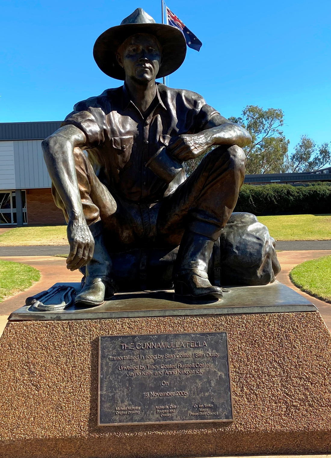 The largest statue of Slim Dusty